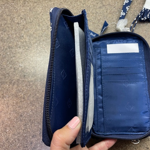 🆕Vera Bradley Collegiate University of Minnesota RFID All-In-One Crossbody - Picture 3 of 4